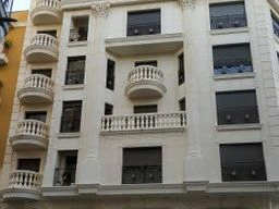 fachada de edificio blanco